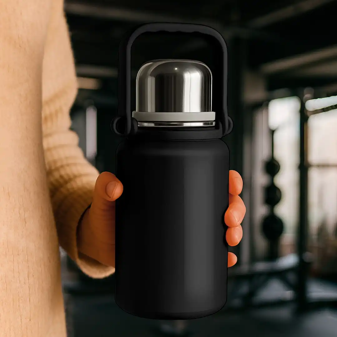 GARRAFA TÉRMICA 900ML PRETO COM ALÇA E TAMPA INOX – Ø11,5CM X 26,5CM