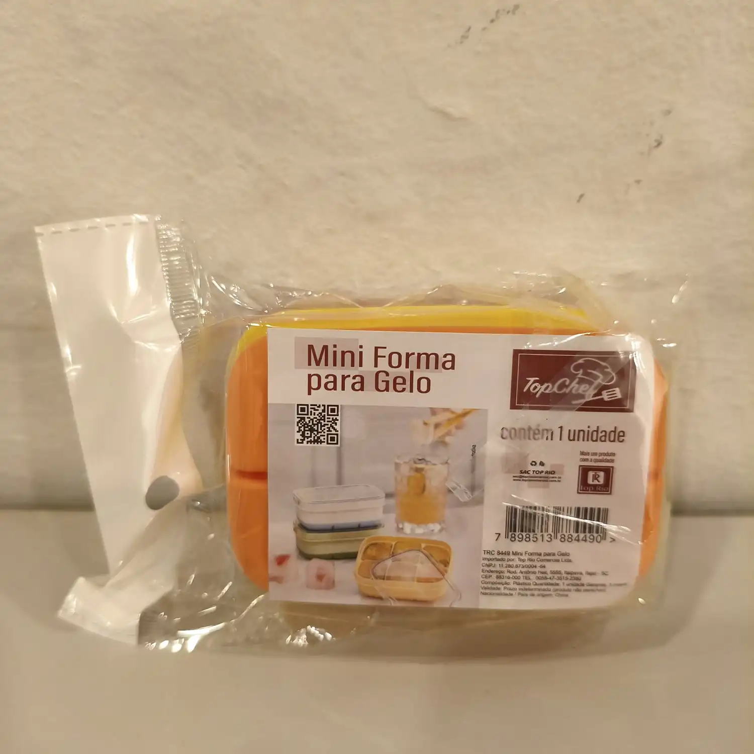 FORMA PARA GELO PLASTICO E SILICONE COM TAMPA AMARELO-LARANJA