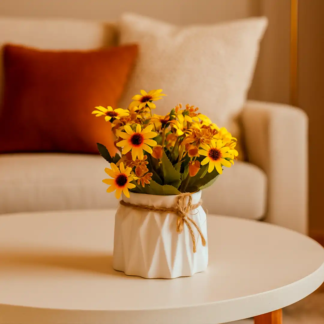 VASO DECORATIVO BRANCO COM FLORES ARTIFICIAIS AMARELAS – 20 CM



