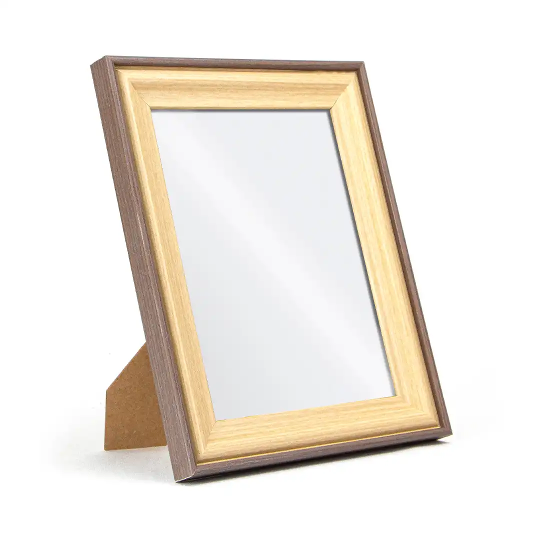 PORTA-RETRATO DECORATIVO 6X8CM EM MDF MARROM ESCURO E MADEIRA CLARA COM PROTEÇÃO EM PLÁSTICO