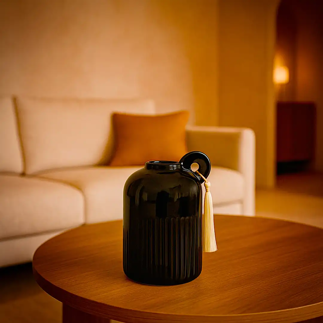 VASO DE PORCELANA DECORATIVO PRETO COM ALÇA E PENDENTE 16CM