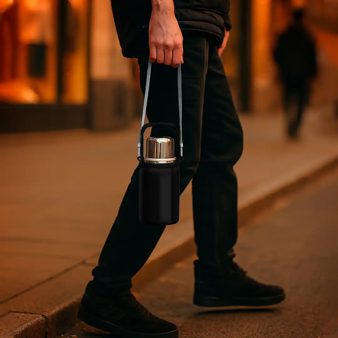 GARRAFA TÉRMICA 900ML PRETO COM ALÇA E TAMPA INOX – Ø11,5CM X 26,5CM