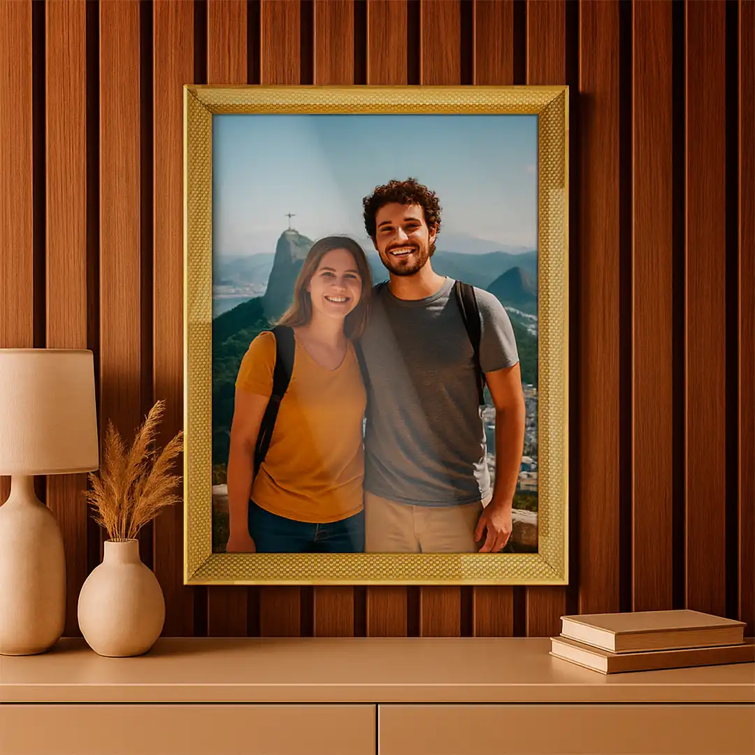 PORTA-RETRATO DECORATIVO A4 EM MDF MARROM CLARO COM PROTEÇÃO EM PLÁSTICO