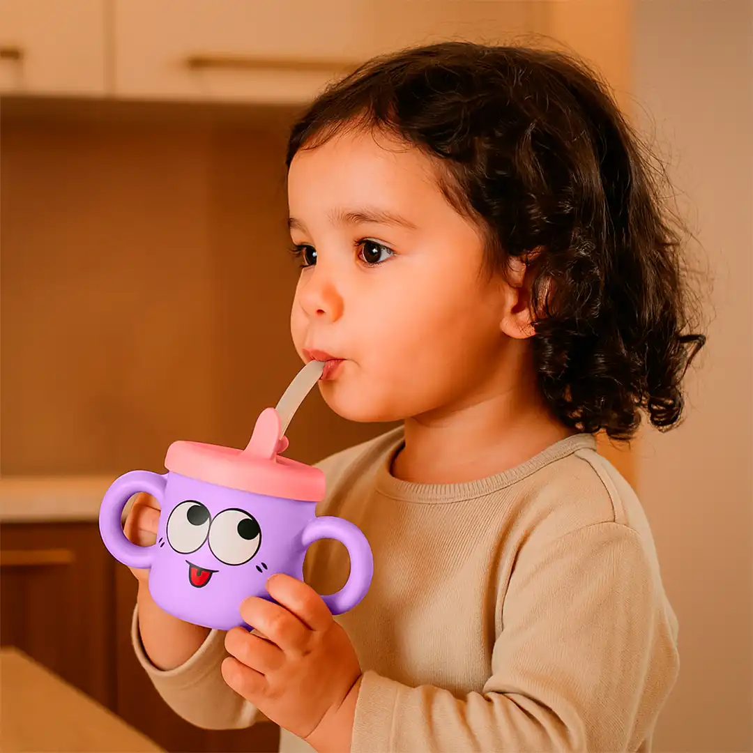 CANECA INFANTIL PLASTICO COM TAMPA SILICONE 190ML ROXA