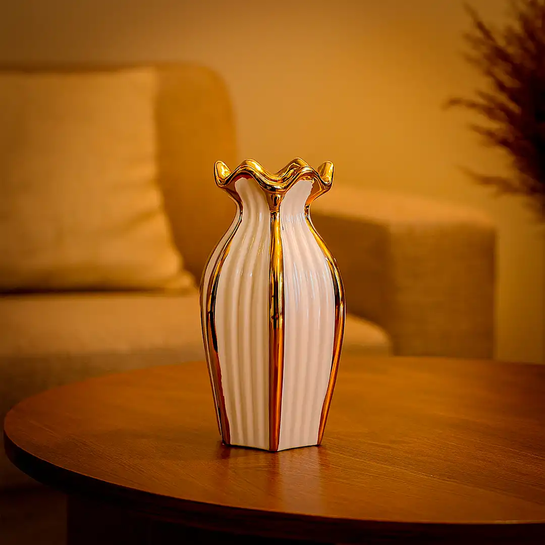 VASO DE PORCELANA DECORATIVO BRANCO COM DETALHES DOURADOS 18CM