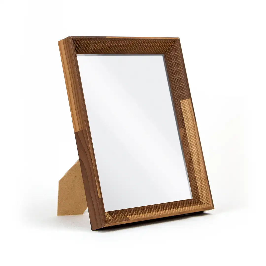 PORTA-RETRATO DECORATIVO 6X8 EM MDF MARROM CLARO E MARROM ESCURO COM PROTEÇÃO EM PLÁSTICO