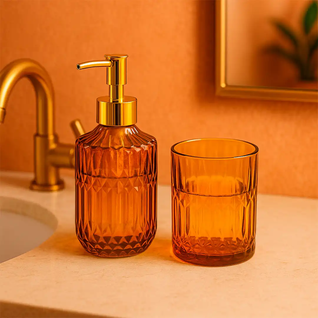 KIT PARA BANHEIRO DE VIDRO ÂMBAR COM DETALHES DOURADOS – 2 PEÇAS
