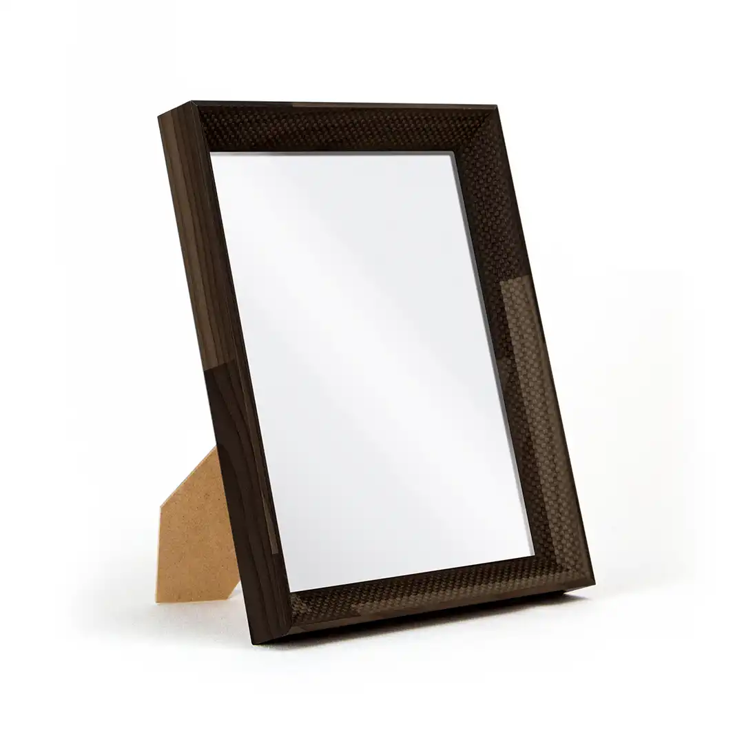 PORTA-RETRATO DECORATIVO 6X8CM EM MDF MARROM ESCURO COM PROTEÇÃO EM PLÁSTICO