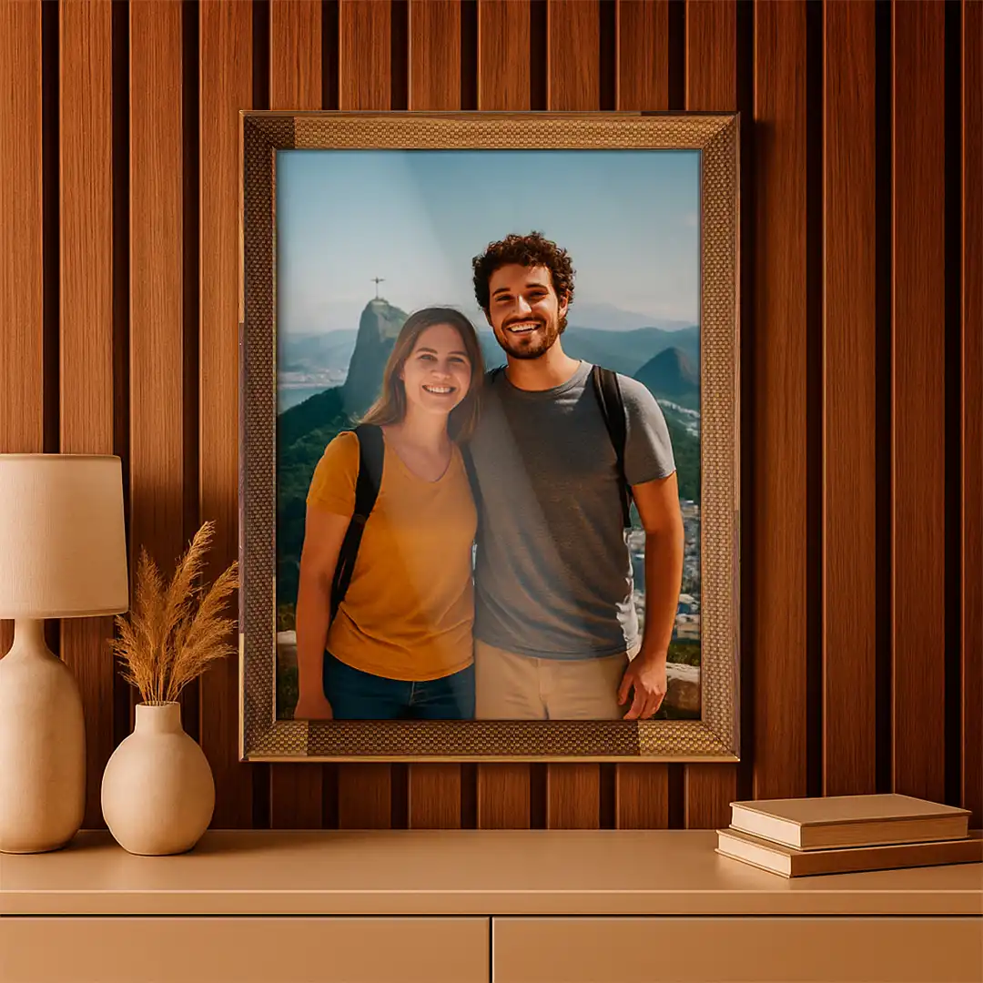 PORTA-RETRATO DECORATIVO A4 EM MDF MARROM COM PROTEÇÃO EM PLÁSTICO