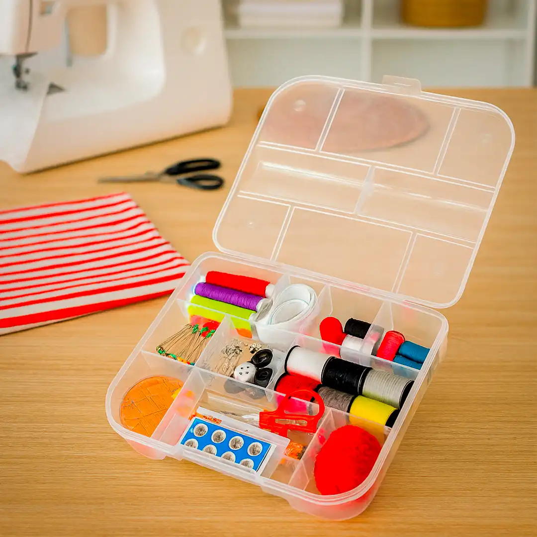 KIT DE COSTURA COMPLETO COM LINHAS, AGULHAS, TESOURA E ACESSÓRIOS EM CAIXA ORGANIZADORA