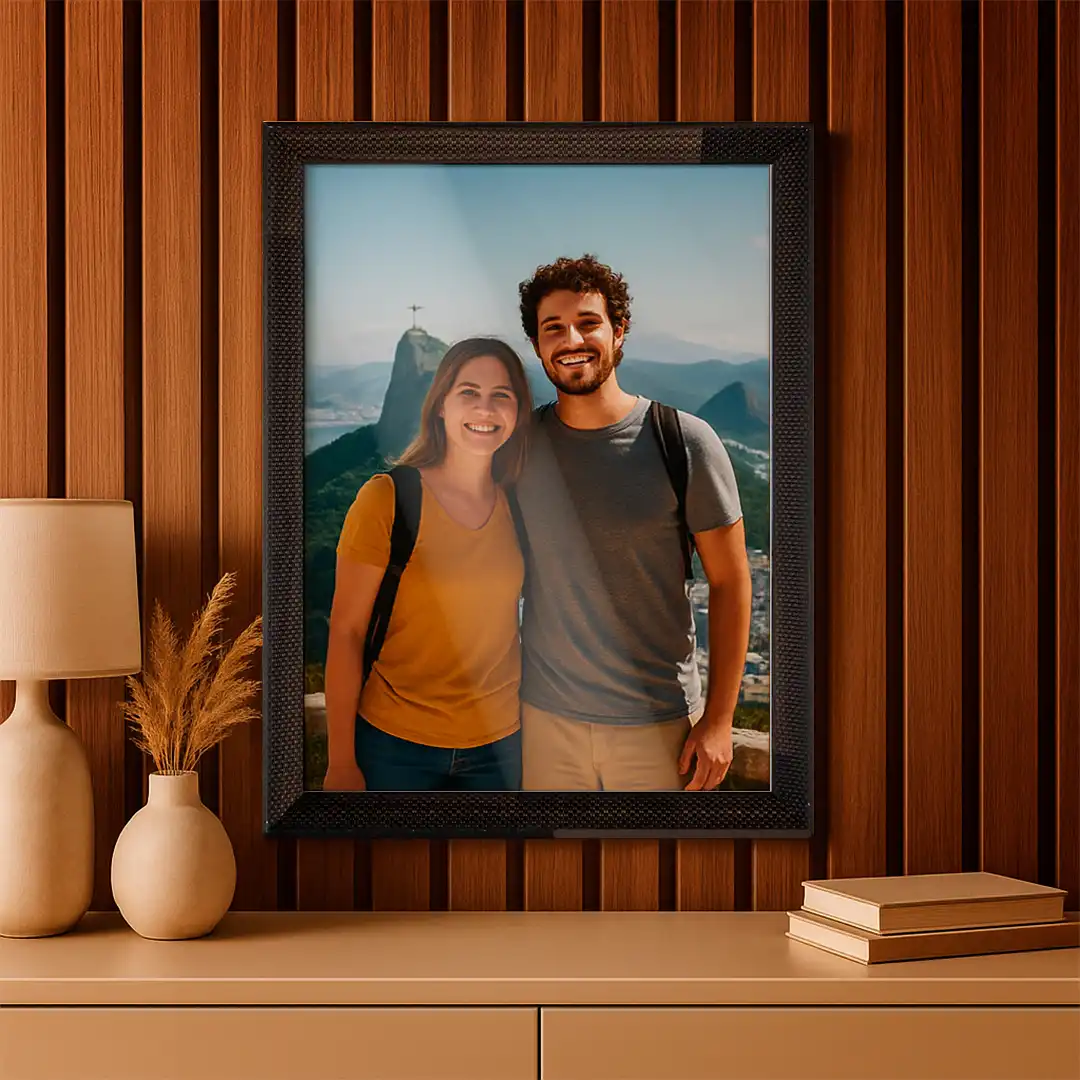 PORTA-RETRATO DECORATIVO A4 EM MDF MARROM ESCURO COM PROTEÇÃO EM PLÁSTICO