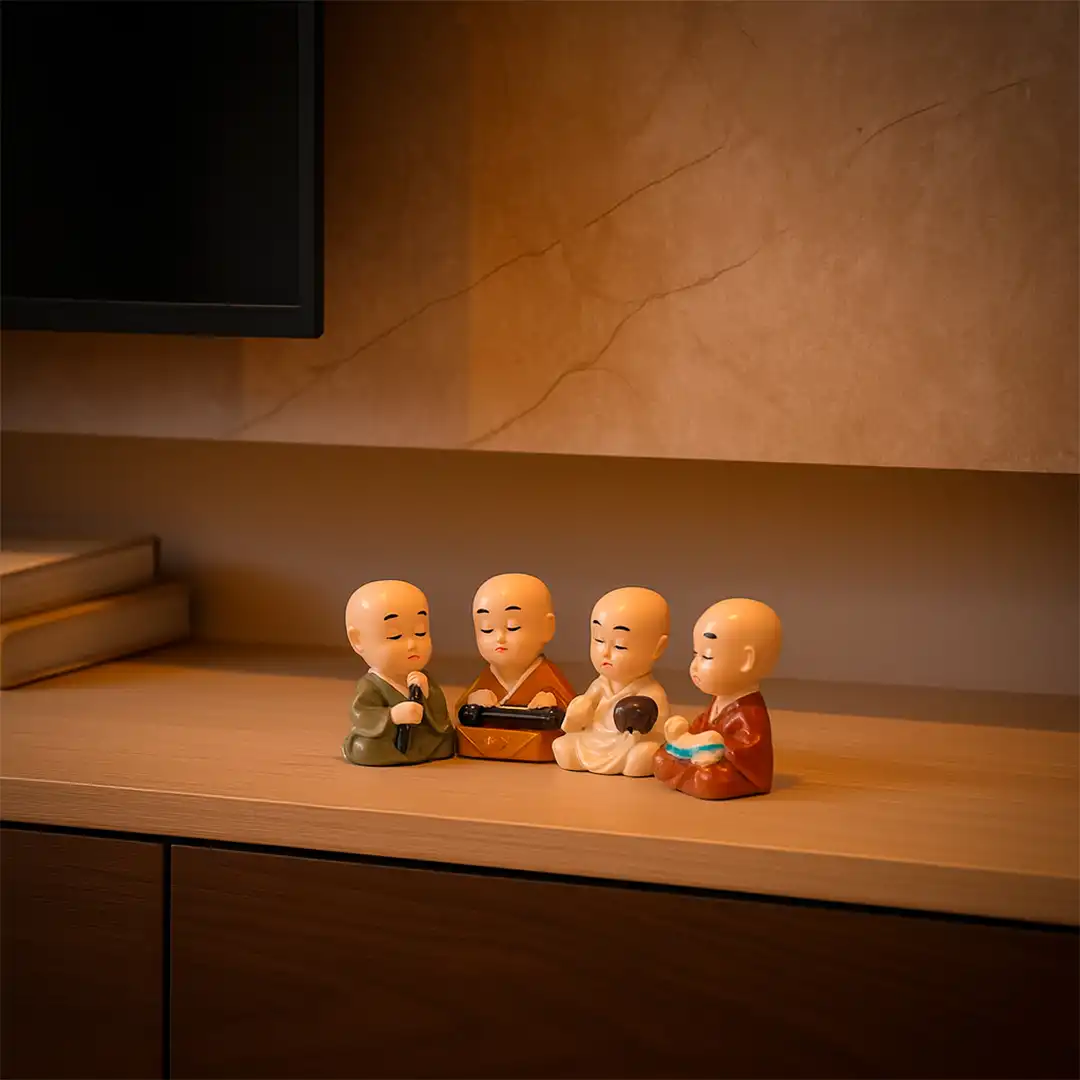 CONJUNTO DECORATIVO 4 MONGES EM RESINA COLORIDA – 6CM