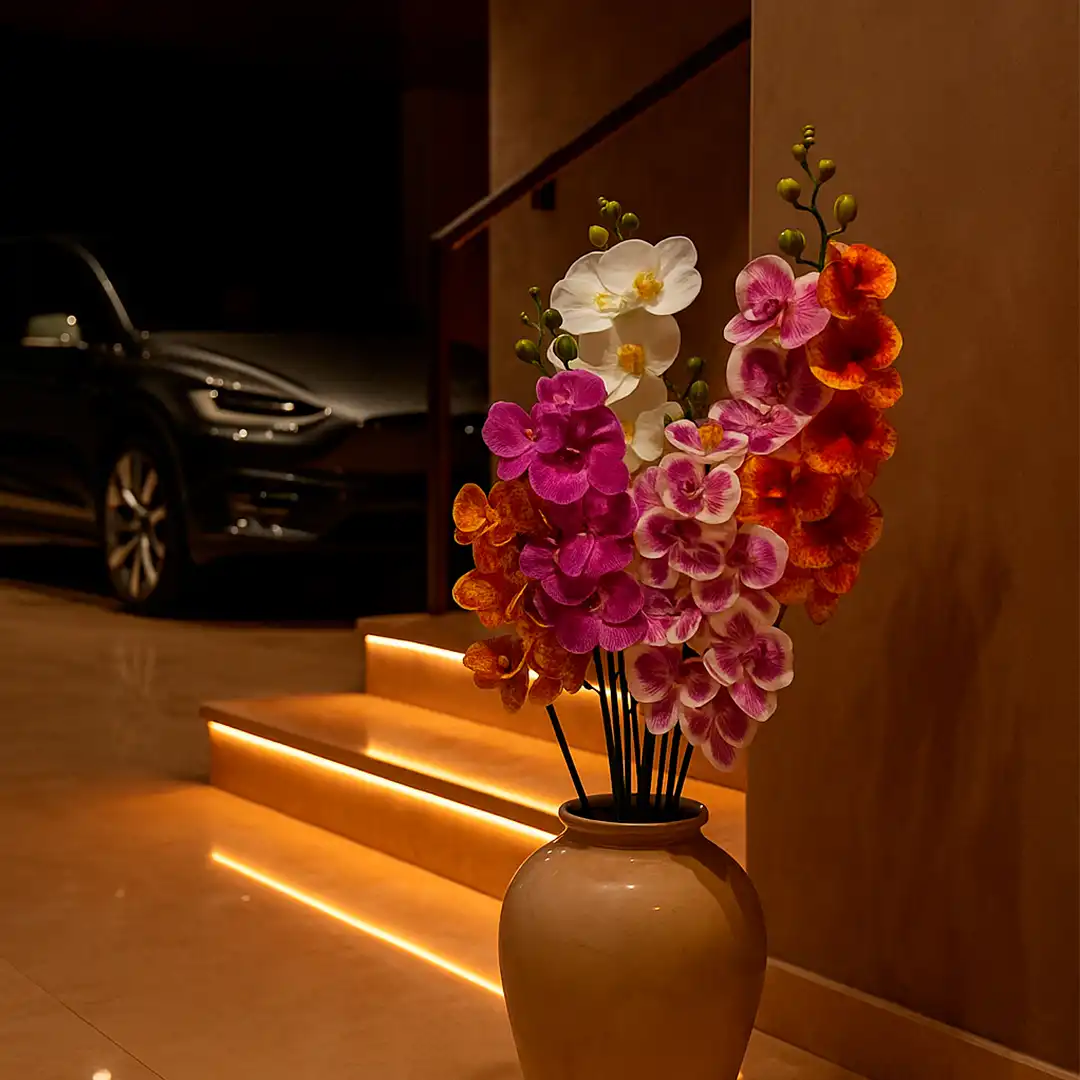 HASTE FLOR ARTIFICIAL ORQUÍDEA MARROM DETALHES AMARELOS EM PLÁSTICO 95CM DE ALTURA