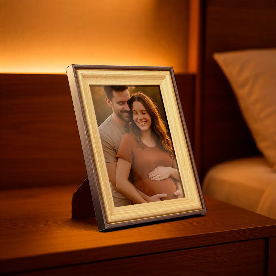 PORTA-RETRATO DECORATIVO 6X8CM EM MDF MARROM ESCURO E MADEIRA CLARA COM PROTEÇÃO EM PLÁSTICO