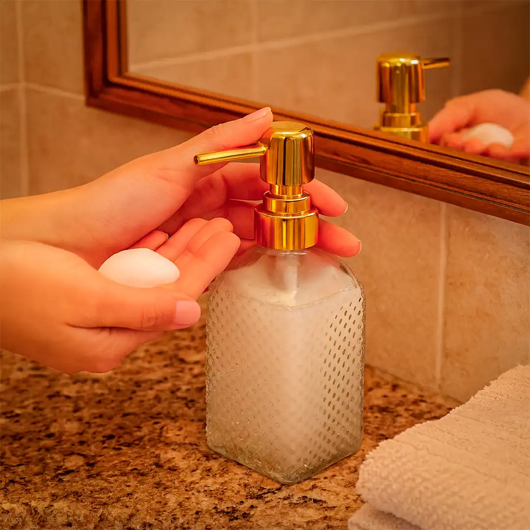 DISPENSER DE SABONETE LÍQUIDO EM VIDRO COM BICO PUMP DOURADO