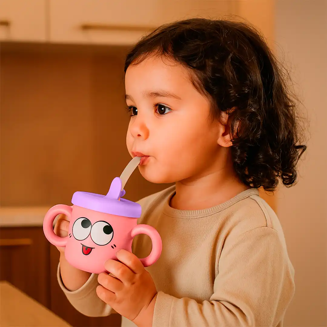 CANECA INFANTIL PLASTICO COM TAMPA SILICONE 190ML ROSA