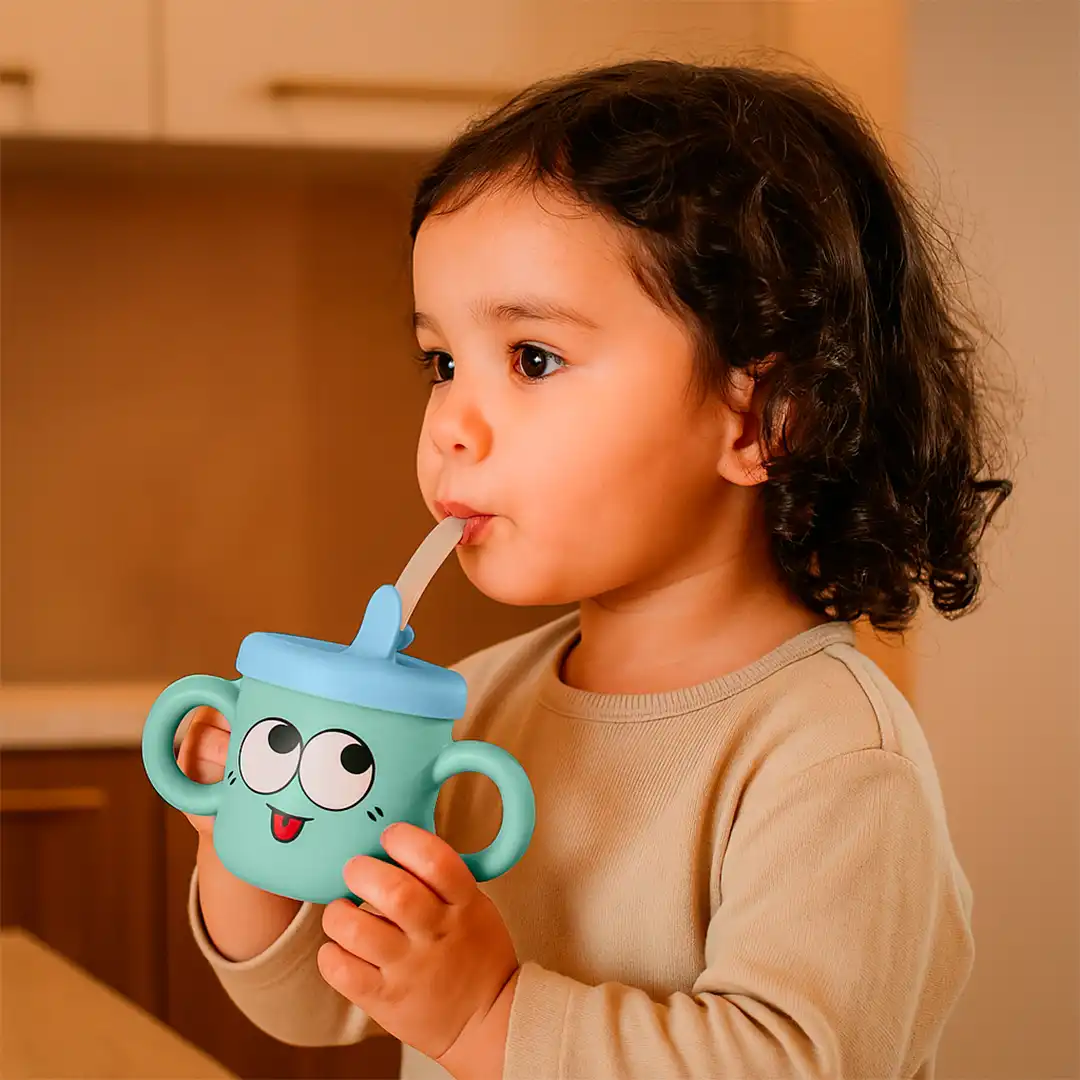 CANECA INFANTIL PLASTICO COM TAMPA SILICONE 190ML VERDE