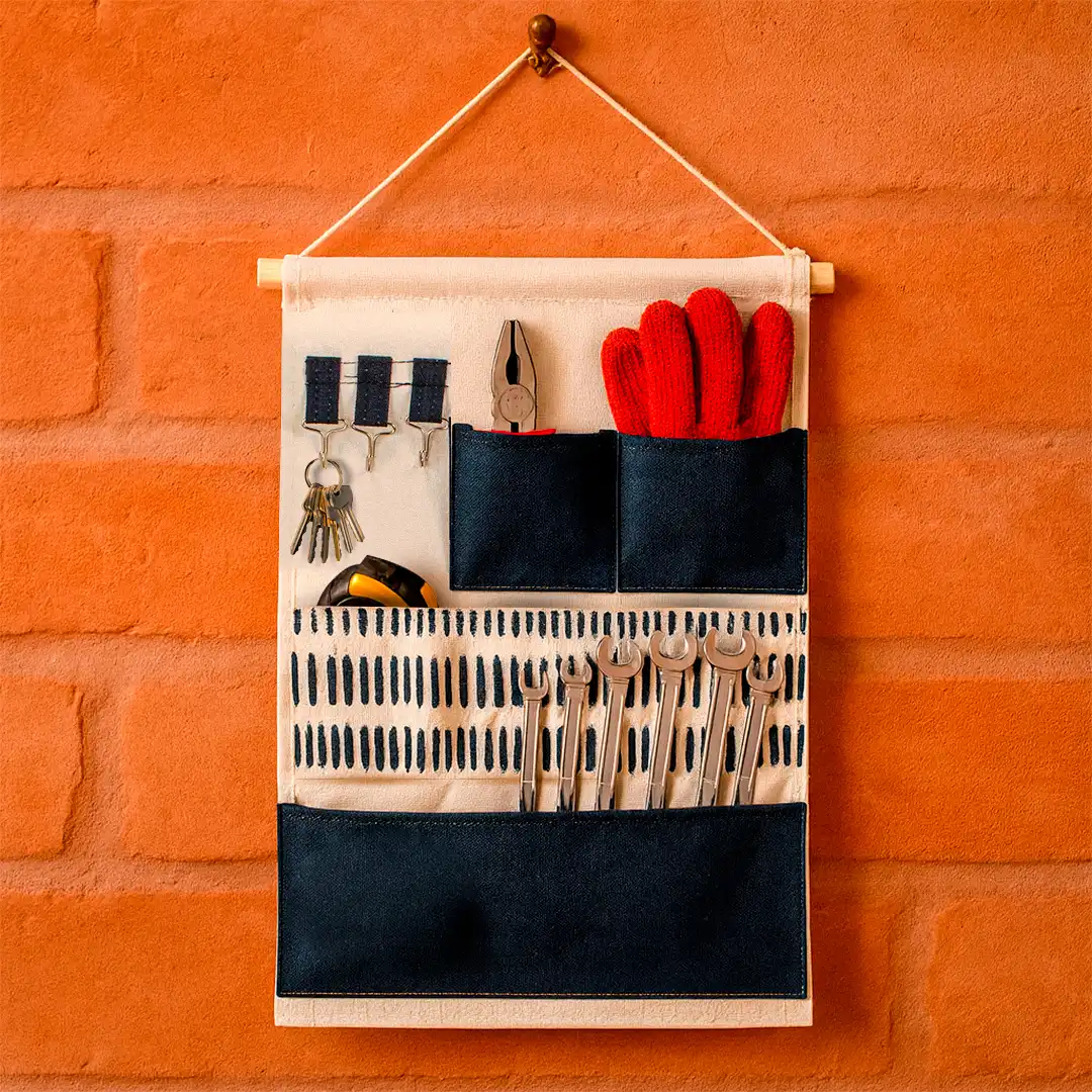 ORGANIZADOR PENDURÁVEL DE TECIDO COM BOLSOS E GANCHOS – 33,5 x 65,5 CM