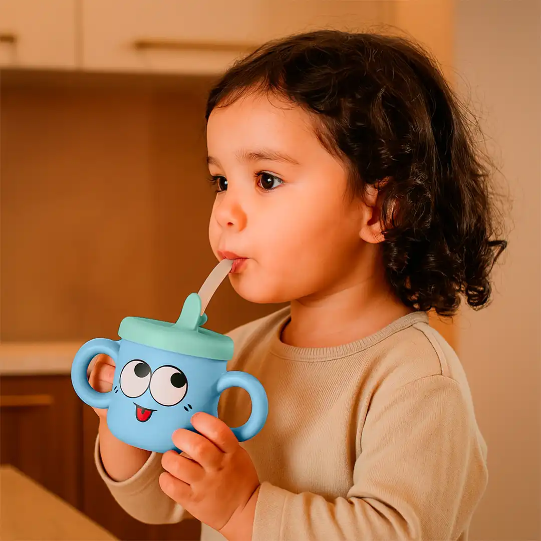 CANECA INFANTIL PLASTICO COM TAMPA SILICONE 190ML AZUL