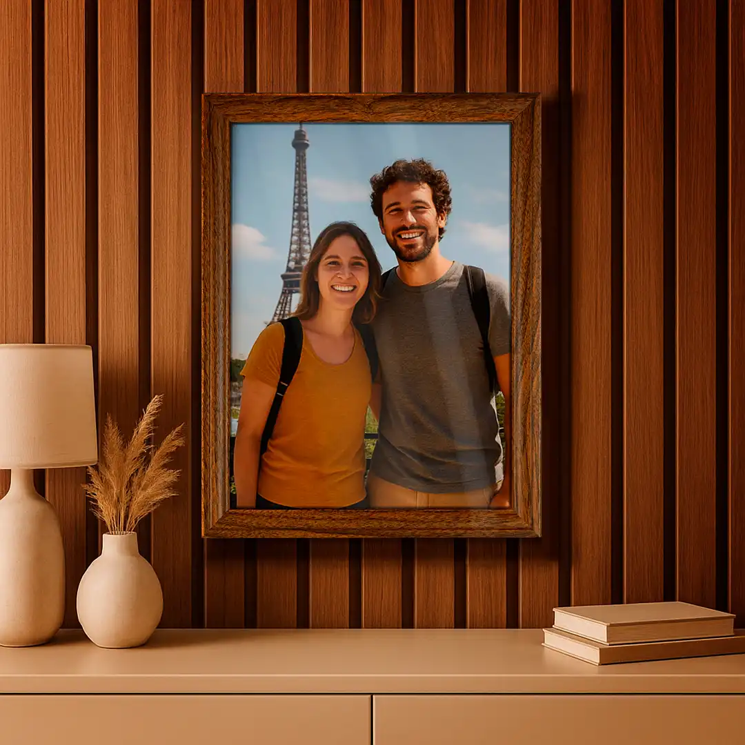 PORTA-RETRATO DECORATIVO A4 EM MDF MARROM ESCURO COM PROTEÇÃO EM PLÁSTICO