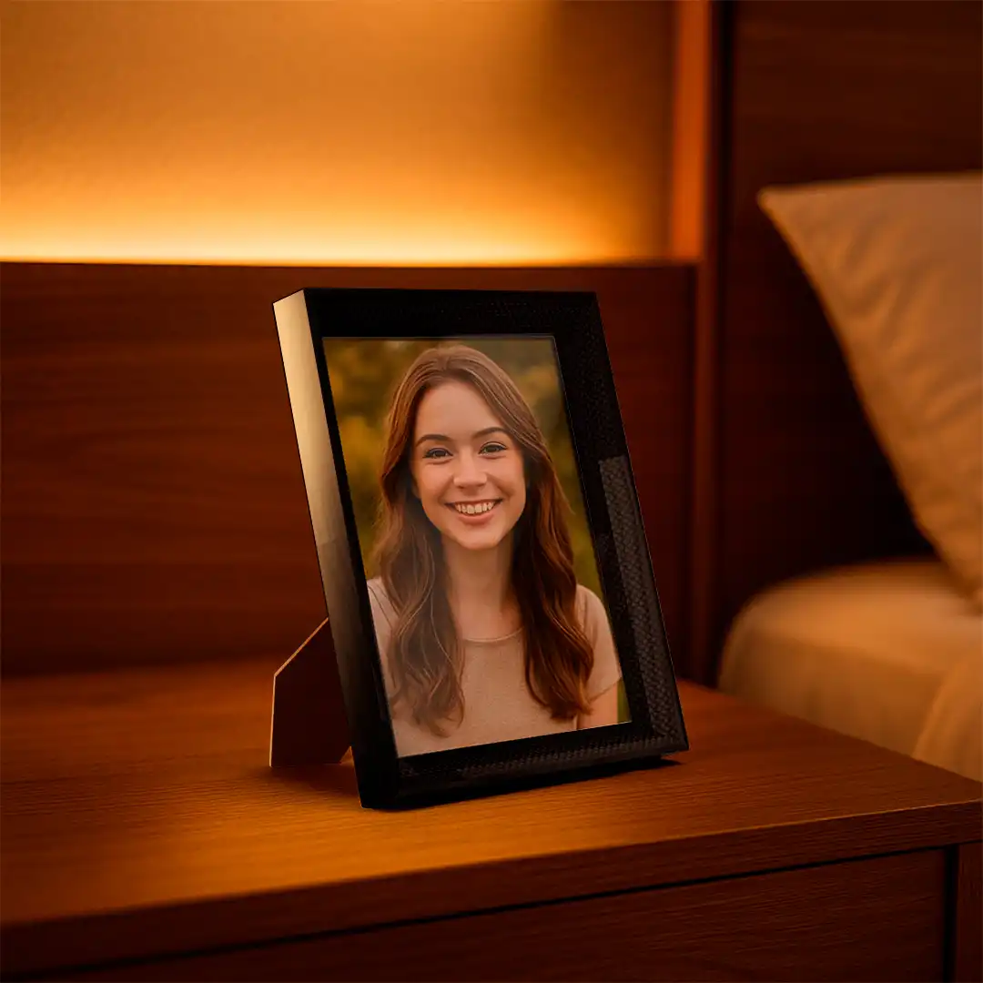 PORTA-RETRATO DECORATIVO 6X8CM EM MDF MARROM ESCURO COM PROTEÇÃO EM PLÁSTICO