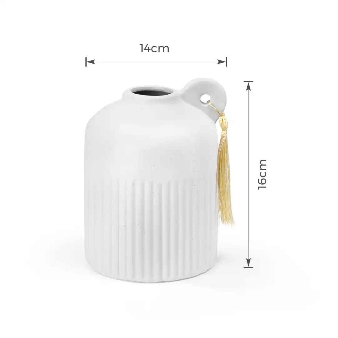 VASO DE PORCELANA DECORATIVO BRANCO COM ALÇA E PENDENTE 16CM