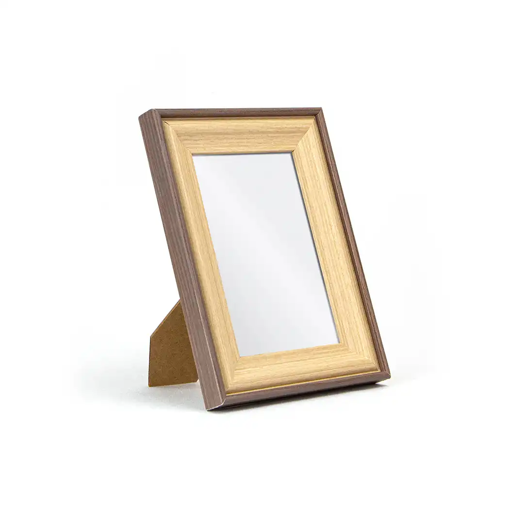 PORTA-RETRATO DECORATIVO 4x6CM EM MDF MARROM ESCURO E MADEIRA CLARA COM PROTEÇÃO EM PLÁSTICO